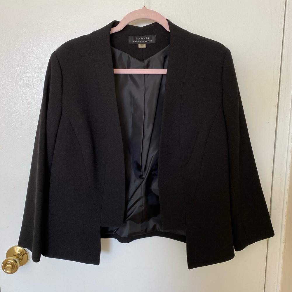 Tahari women’s collarless jacket in black